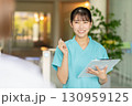 患者を問診する若い女性医師 130959125