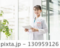 病院で働く若い女性医師 130959126