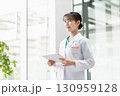 病院で働く若い女性医師 130959128