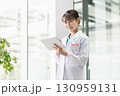 タブレットを操作する若い女性医師 130959131