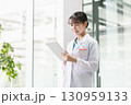 病院で働く若い女性医師 130959133