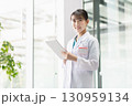 病院で働く若い女性医師 130959134