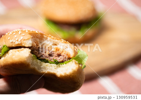 手作りハンバーガーのイメージ (写真素材) 手作りハンバーガーのイメージ (写真素材) 130959531