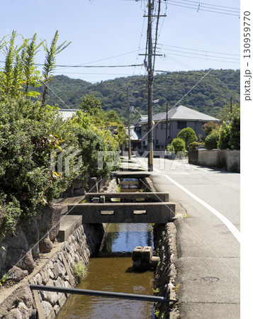 用水路が通る街の風景 用水路が通る街の風景 130959770
