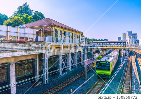 日本の東京都市景観 鶯谷駅前のホテル街などを望む 130959772