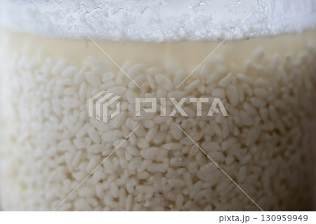 混ぜたばかりの泡立ち始めた乾燥麹の自家製塩麹 130959949