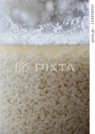 混ぜたばかりの泡立ち始めた乾燥麹の自家製塩麹 混ぜたばかりの泡立ち始めた乾燥麹の自家製塩麹 130959950