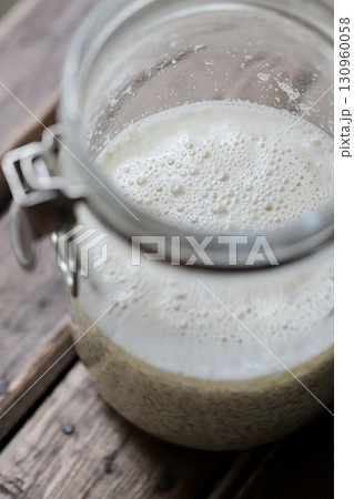 混ぜたばかりの泡立ち始めた乾燥麹の自家製塩麹 混ぜたばかりの泡立ち始めた乾燥麹の自家製塩麹 130960058