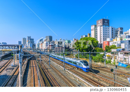 日本の東京都市景観 鶯谷駅前のホテル街などを望む。奥に元三島神社が見える＝17日 130960455