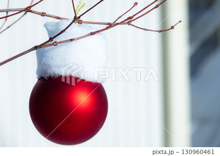 クリスマスツリーのオーナメントのある風景 クリスマスツリーのオーナメントのある風景 130960461