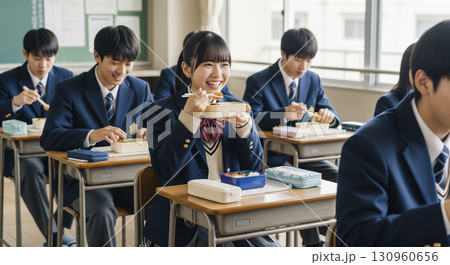 教室でお昼ご飯を食べる女子高生 130960656