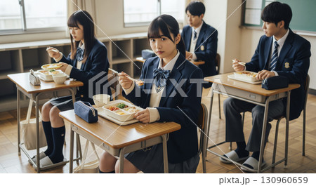 教室でお昼ご飯を食べる女子高生 教室でお昼ご飯を食べる女子高生 130960659