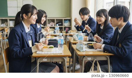教室でお昼ご飯を食べる女子高生 教室でお昼ご飯を食べる女子高生 130960660