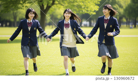 芝生の上で駆け足で走る女子高生 芝生の上で駆け足で走る女子高生 130960672