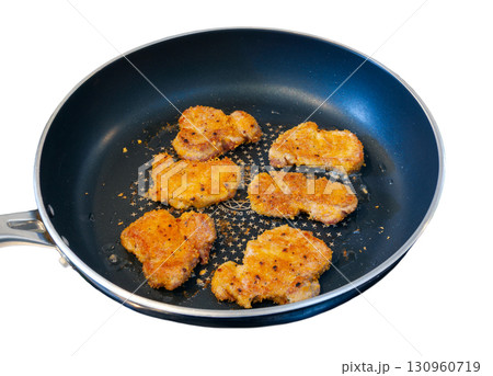 フライパンで調理中の豚ヒレ肉のチーズ入りパン粉焼き【白背景・切り抜き】 130960719