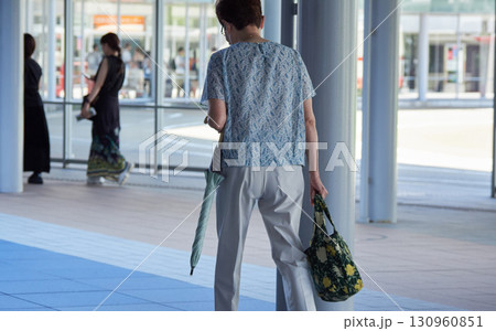 夏の朝の都市のビジネス街で歩くシニア女性たちの姿 130960851