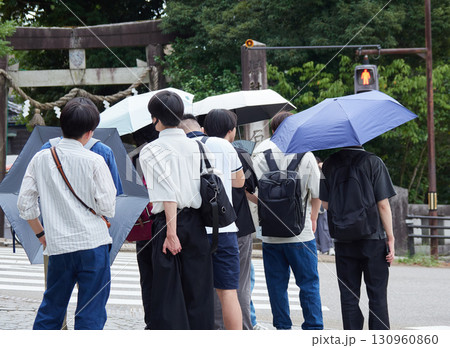 夏の金沢の街の交差点で信号待ちの若い男性観光客の様子 夏の金沢の街の交差点で信号待ちの若い男性観光客の様子 130960860