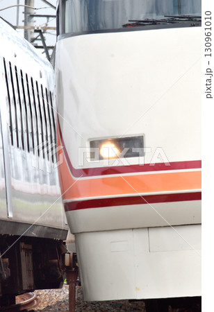 鉄道　私鉄・東武日光線　100系・N100系新旧スペーシアのすれ違い 130961010