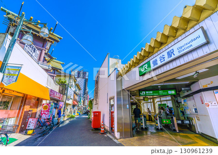 日本の東京都市景観 鶯谷駅（北口）やホテル街、元三島神社などを望む＝17日 130961239