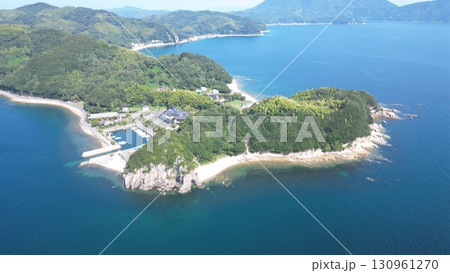 空撮　瀬戸内海に浮かぶ屋代島の奇岩 130961270