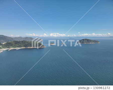 空撮　青い海と空、白い雲と瀬戸内海の無人島 130961272