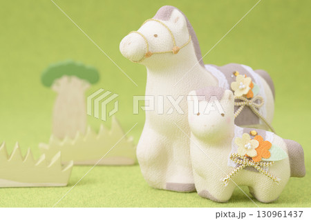 かわいい馬の親子（干支 午年イメージ） 130961437