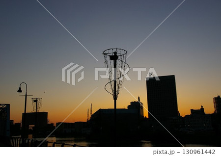 横浜みなとみらい桜木町駅周辺の朝景のグラデーション3 130961442