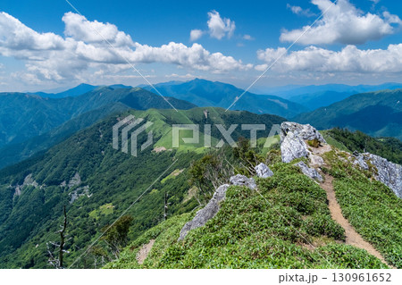 次郎笈から三嶺への縦走路の真夏の風景3 徳島県三好市 次郎笈から三嶺への縦走路の真夏の風景3 徳島県三好市 130961652