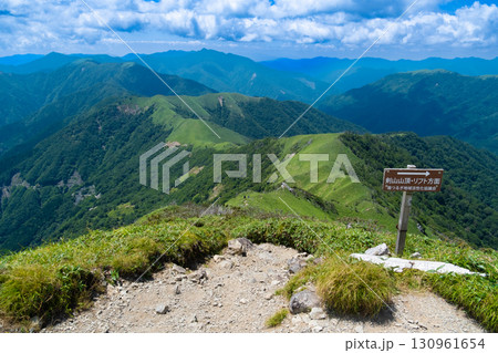 次郎笈から三嶺への縦走路の真夏の風景4 徳島県三好市 次郎笈から三嶺への縦走路の真夏の風景4 徳島県三好市 130961654