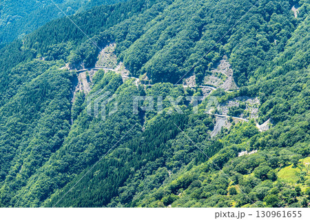 次郎笈から三嶺への縦走路から見た剣山スーパー林道　徳島県三好市 130961655