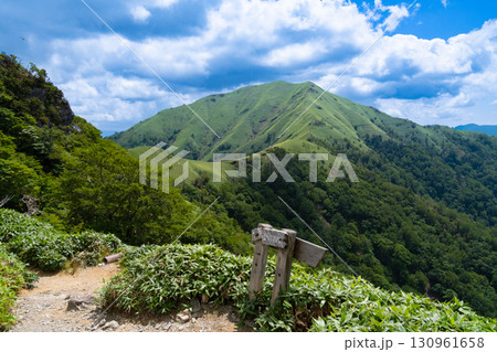 【日本百名山】剣山のトラバースから見た次郎笈の真夏の風景　徳島県三好市 130961658