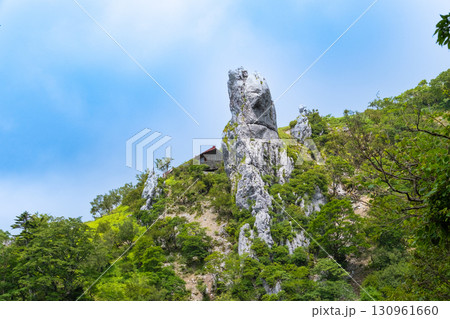 【日本百名山】剣山のトラバースから見た大劔神社ご神体の御塔石の真夏の風景2　徳島県三好市 130961660
