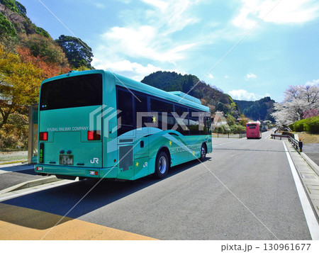福岡県田川郡添田町の日田彦山線BRT彦山駅とバスと青空 福岡県田川郡添田町の日田彦山線BRT彦山駅とバスと青空 130961677