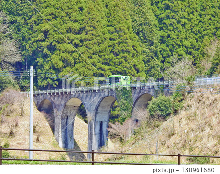 福岡県東峰村にある栗木野橋梁を通るBRTのバス 130961680