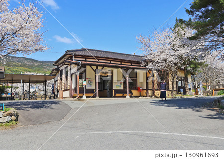 福岡県田川郡のJR九州日田彦山線採銅所駅舎と桜 福岡県田川郡のJR九州日田彦山線採銅所駅舎と桜 130961693