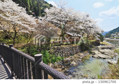 福岡県朝倉郡東峰村にある水辺の公園棚田親水公園 福岡県朝倉郡東峰村にある水辺の公園棚田親水公園 130961708