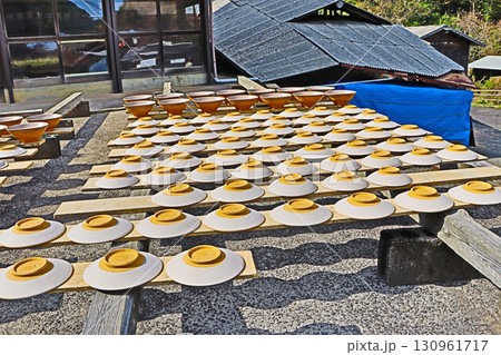 大分県日田市の山間にある小鹿田焼の里で器を天日干しする光景 130961717
