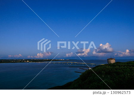 来間島の竜宮城展望台から望む来間大橋 130962573
