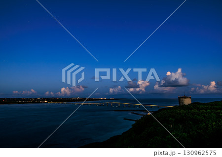来間島の竜宮城展望台から望む来間大橋 130962575