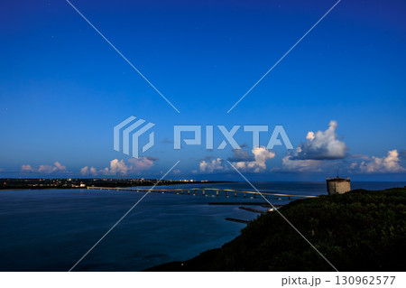 来間島の竜宮城展望台から望む来間大橋 来間島の竜宮城展望台から望む来間大橋 130962577