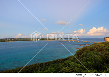 来間島の竜宮城展望台から望む来間大橋 来間島の竜宮城展望台から望む来間大橋 130962594