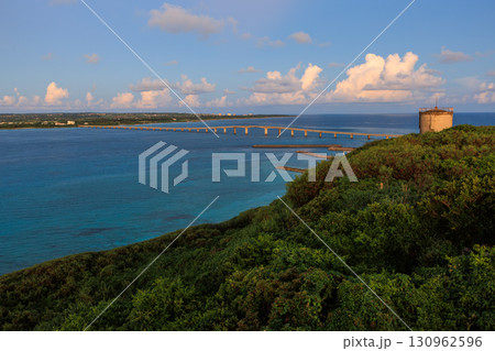 来間島の竜宮城展望台から望む来間大橋 130962596