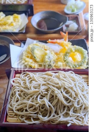 ざる蕎麦と天ぷら 縦 ざる蕎麦と天ぷら 縦 130963173