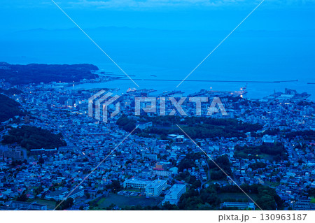 天狗山より小樽市街の夕景・夜景を望む 130963187