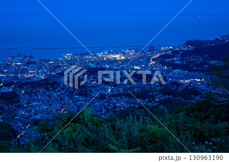 天狗山より小樽市街の夜景を望む 天狗山より小樽市街の夜景を望む 130963190