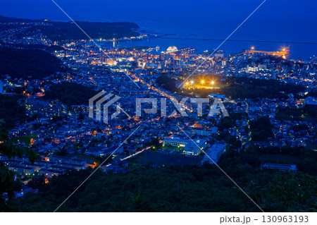 天狗山より小樽市街の夜景を望む 天狗山より小樽市街の夜景を望む 130963193