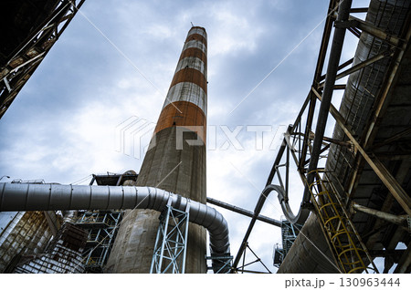 青空に伸びる縞模様の煙突と産業建築の構造美 青空に伸びる縞模様の煙突と産業建築の構造美 130963444