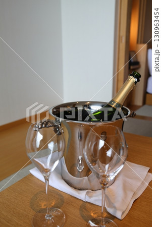 シャンパンクーラーで冷やされたシャンパン 130963454