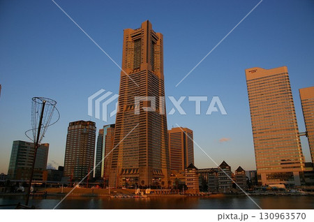 朝日が当たる横浜港に面したみなとみらい象徴的な横浜ランドマークタワー 130963570