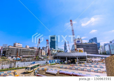 日本の東京都市景観9月17日。新宿駅前や新宿駅西口再開発などを望む…新時代へ 130963591